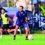 Pelatih Persijap Jepara Mario Lemos memberikan instruksi kepada pemain di pinggir lapangan