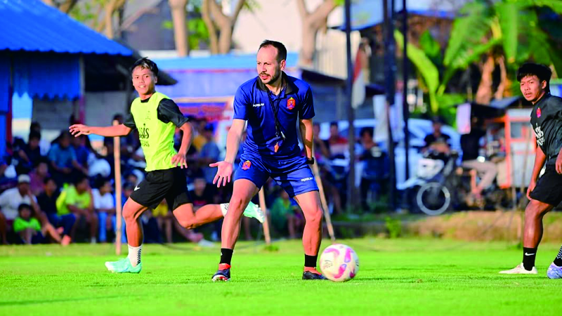 Pelatih Persijap Jepara Mario Lemos memberikan instruksi kepada pemain di pinggir lapangan