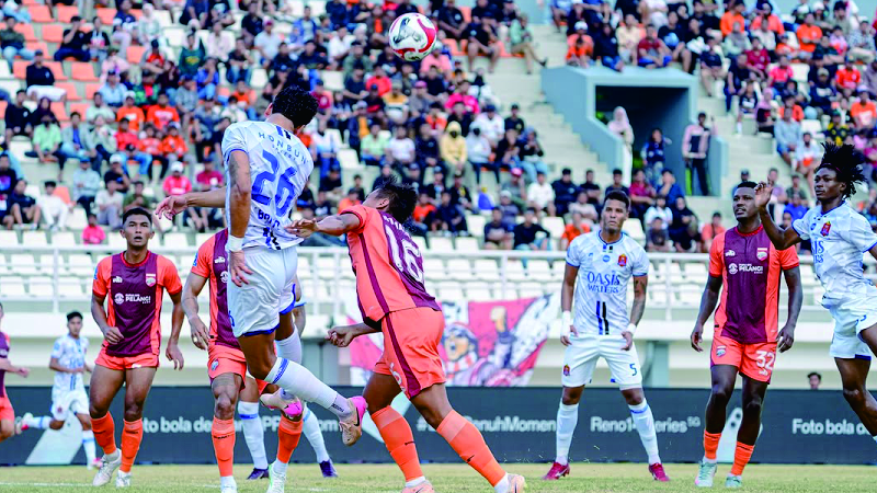 Pemain Persijap Jepara berduel dengan pemain Borneo FC di BRI Super League 2025