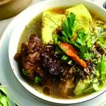 Lontong Krubyuk Jepara disajikan dengan kuah kaldu gurih dan semur ayam manis