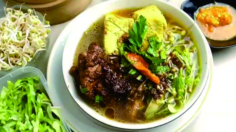 Lontong Krubyuk Jepara disajikan dengan kuah kaldu gurih dan semur ayam manis
