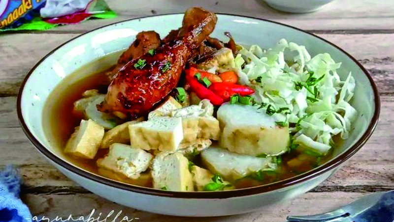 proses pembuatan Lontong Krubyuk Jepara, perpaduan lontong, semur ayam, dan kuah kaldu