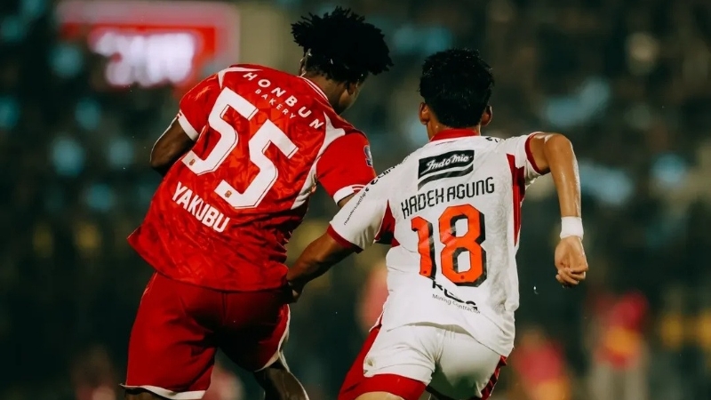 Aksi pemain Persijap Jepara saat menghadapi Bali United di Stadion Gelora Bumi Kartini