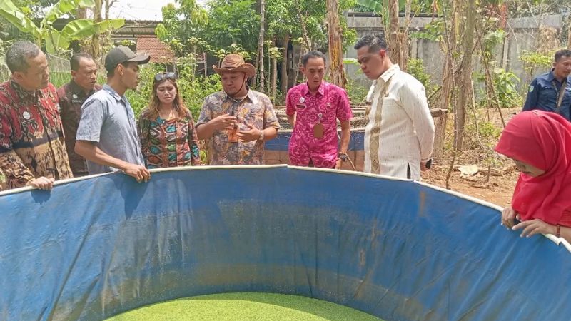 Bupati Jepara Witiarso Utomo meninjau sentra keripik dan peternakan ikan di Desa Dongos Kecamatan Kedung